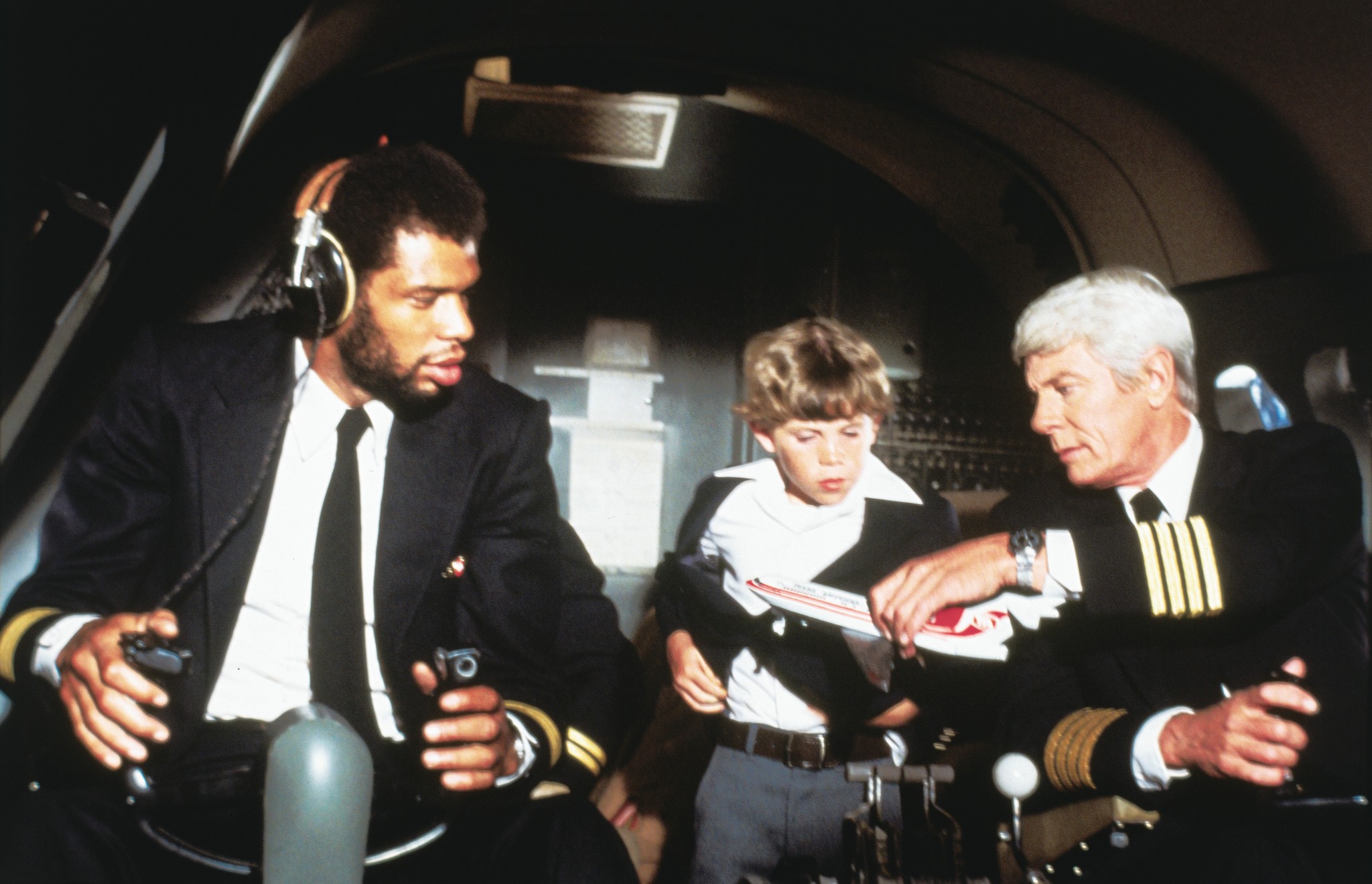Still of Kareem Abdul-Jabbar and Peter Graves in Airplane! (1980)