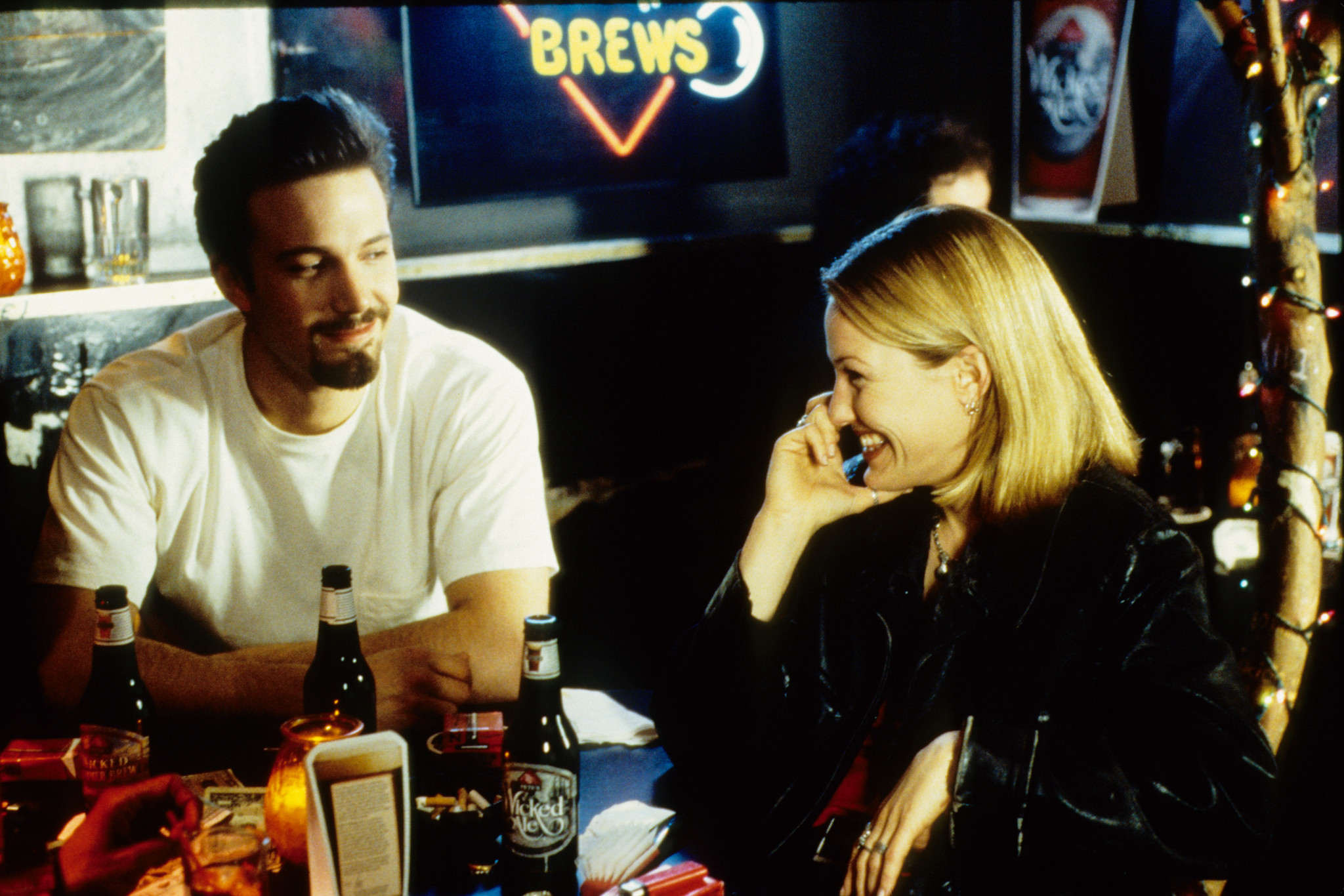 Still of Ben Affleck and Joey Lauren Adams in Chasing Amy (1997)