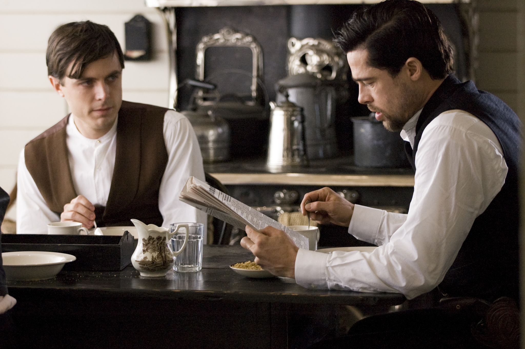 Still of Brad Pitt and Casey Affleck in The Assassination of Jesse James by the Coward Robert Ford (2007)