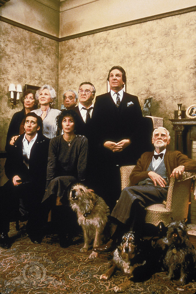 Still of Nicolas Cage, Danny Aiello, Olympia Dukakis and Vincent Gardenia in Pamise (1987)