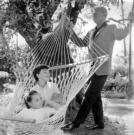 Eddie Albert with kids Eddie Jr. and Maria c. 1965