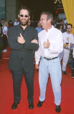 Tom Hanks and Tim Allen at event of Zaislu istorija 2 (1999)