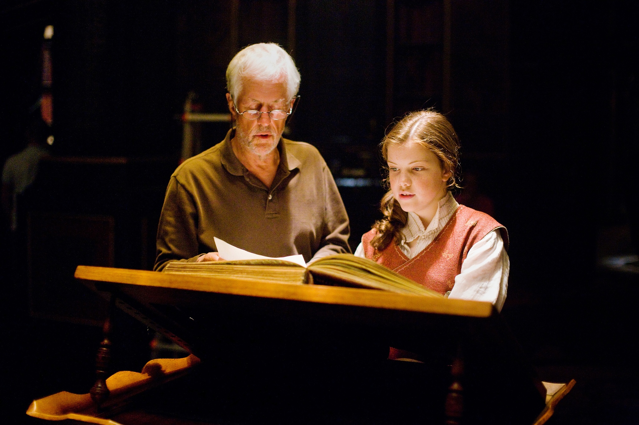 Still of Michael Apted and Georgie Henley in Narnijos kronikos: Ausros uzkariautojo kelione (2010)