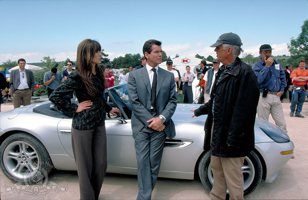 Pierce Brosnan, Sophie Marceau and Michael Apted in Ir viso Pasaulio negana (1999)