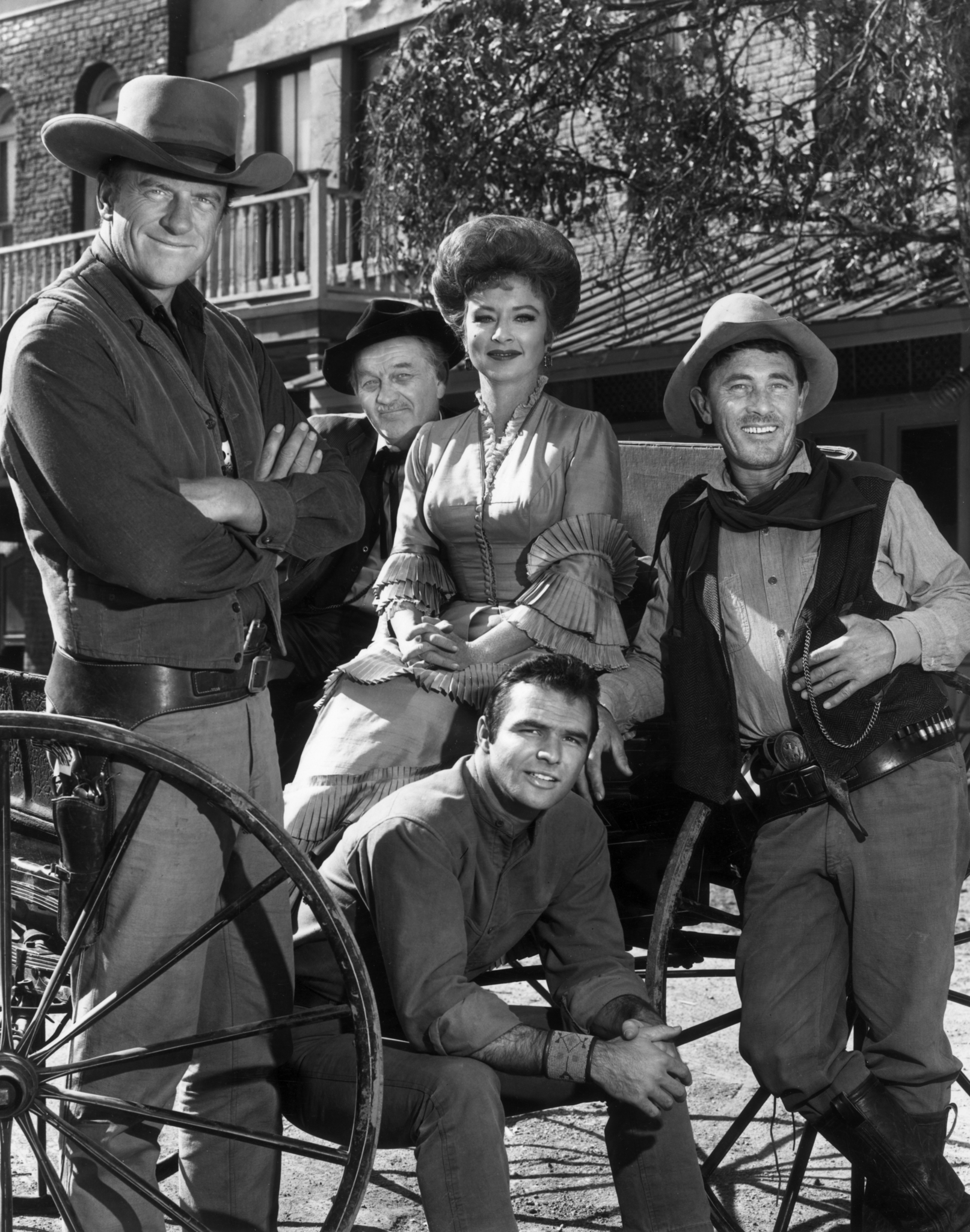 Still of Burt Reynolds, James Arness, Amanda Blake, Ken Curtis and Milburn Stone in Gunsmoke (1955)