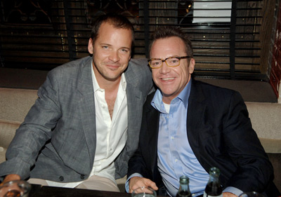 Tom Arnold and Peter Sarsgaard at event of Happy Endings (2005)