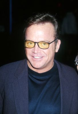 Tom Arnold at event of Kovos klubas (1999)