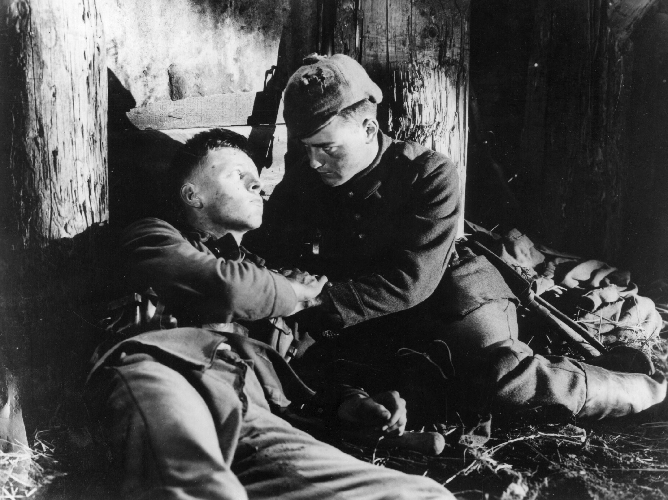 Still of Lew Ayres and Ben Alexander in Vakaru fronte nieko nauja (1930)