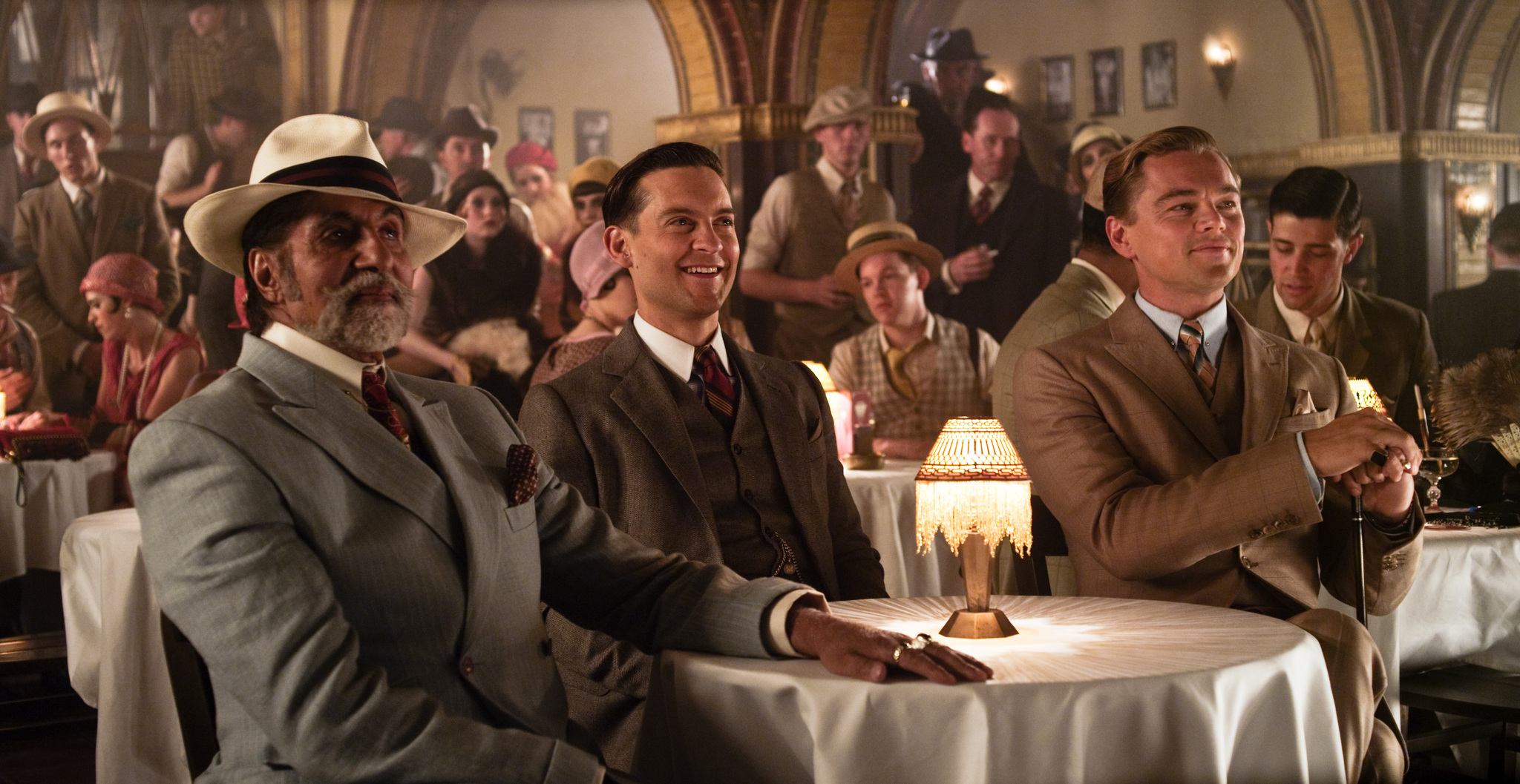 Still of Leonardo DiCaprio, Amitabh Bachchan and Tobey Maguire in Didysis Getsbis (2013)