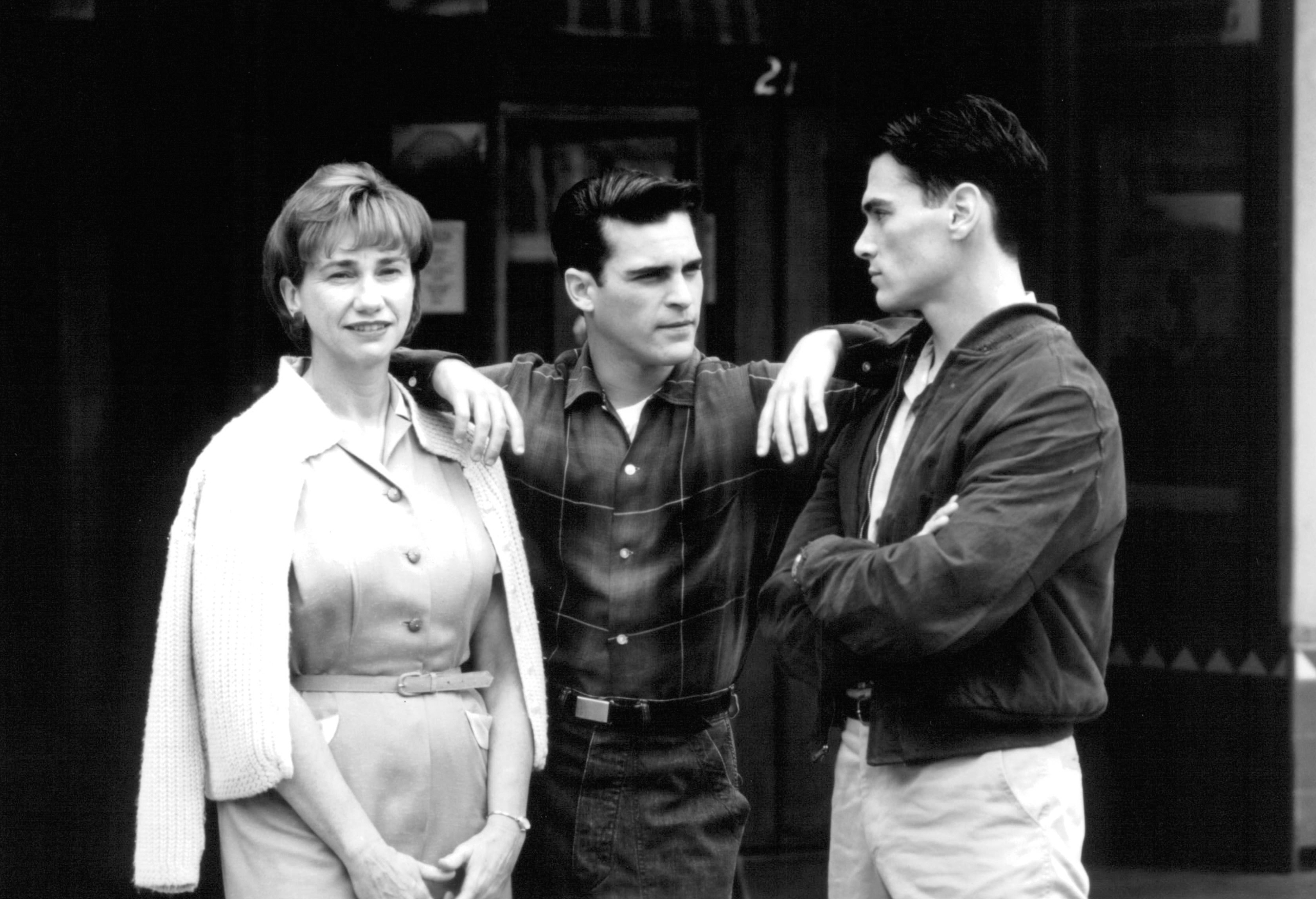 Still of Kathy Baker, Billy Crudup and Joaquin Phoenix in Inventing the Abbotts (1997)