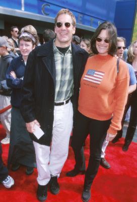 Scott Bakula and Chelsea Field at event of Flinstounai Viva Rok Vegase (2000)