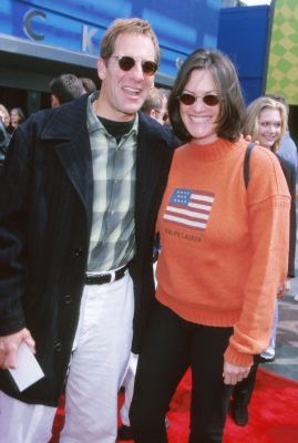 Scott Bakula and Chelsea Field at event of Flinstounai Viva Rok Vegase (2000)