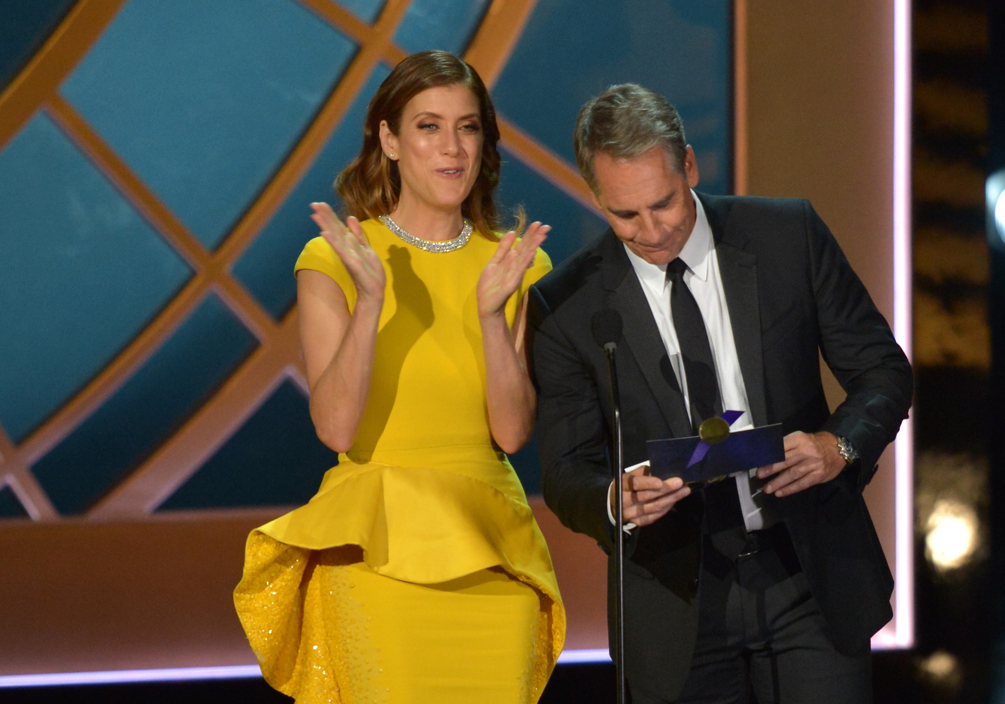 Scott Bakula and Kate Walsh at event of The 66th Primetime Emmy Awards (2014)