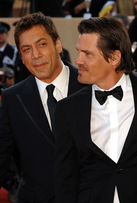Javier Bardem and Josh Brolin at event of No Country for Old Men (2007)