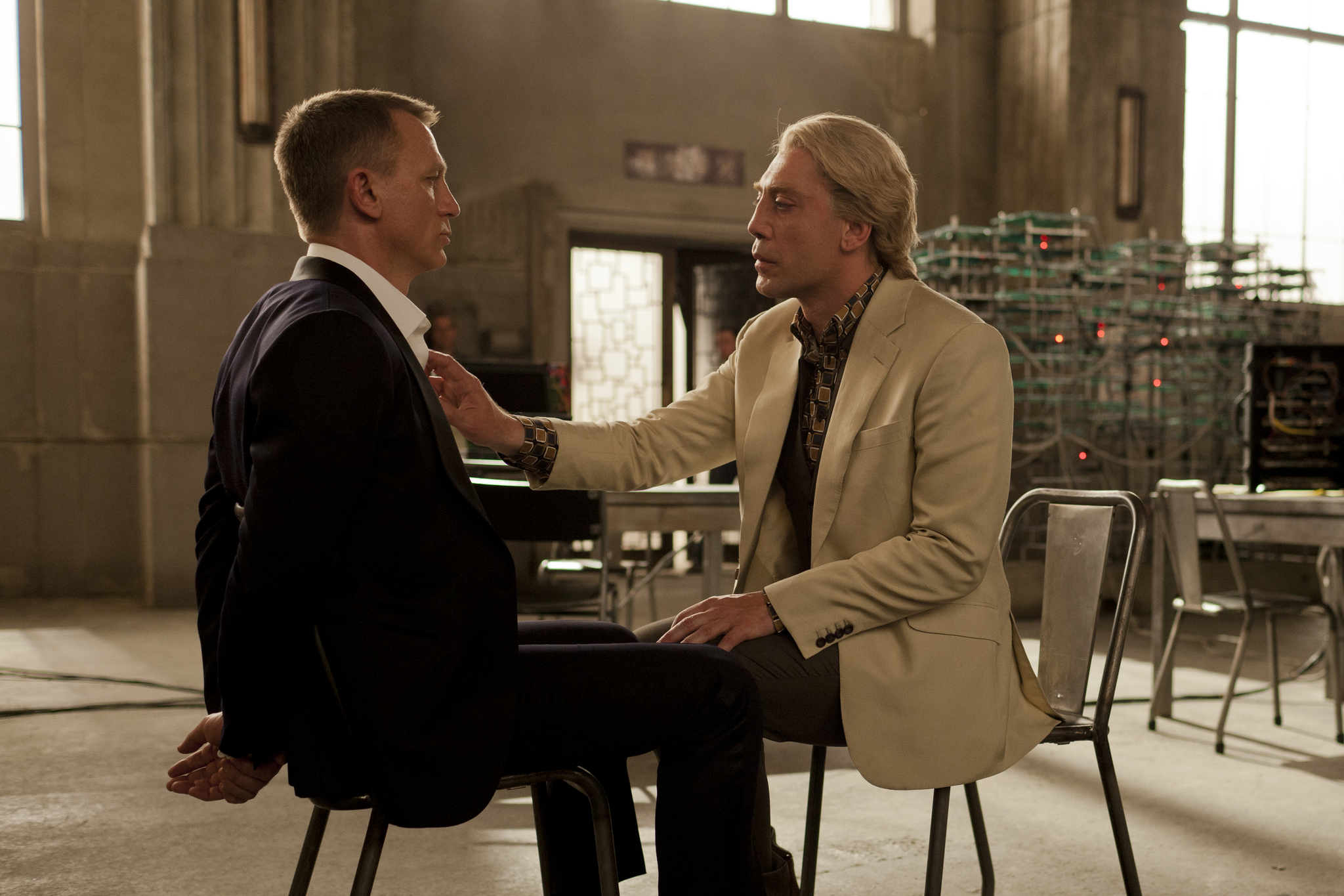 Still of Javier Bardem and Daniel Craig in Operacija Skyfall (2012)