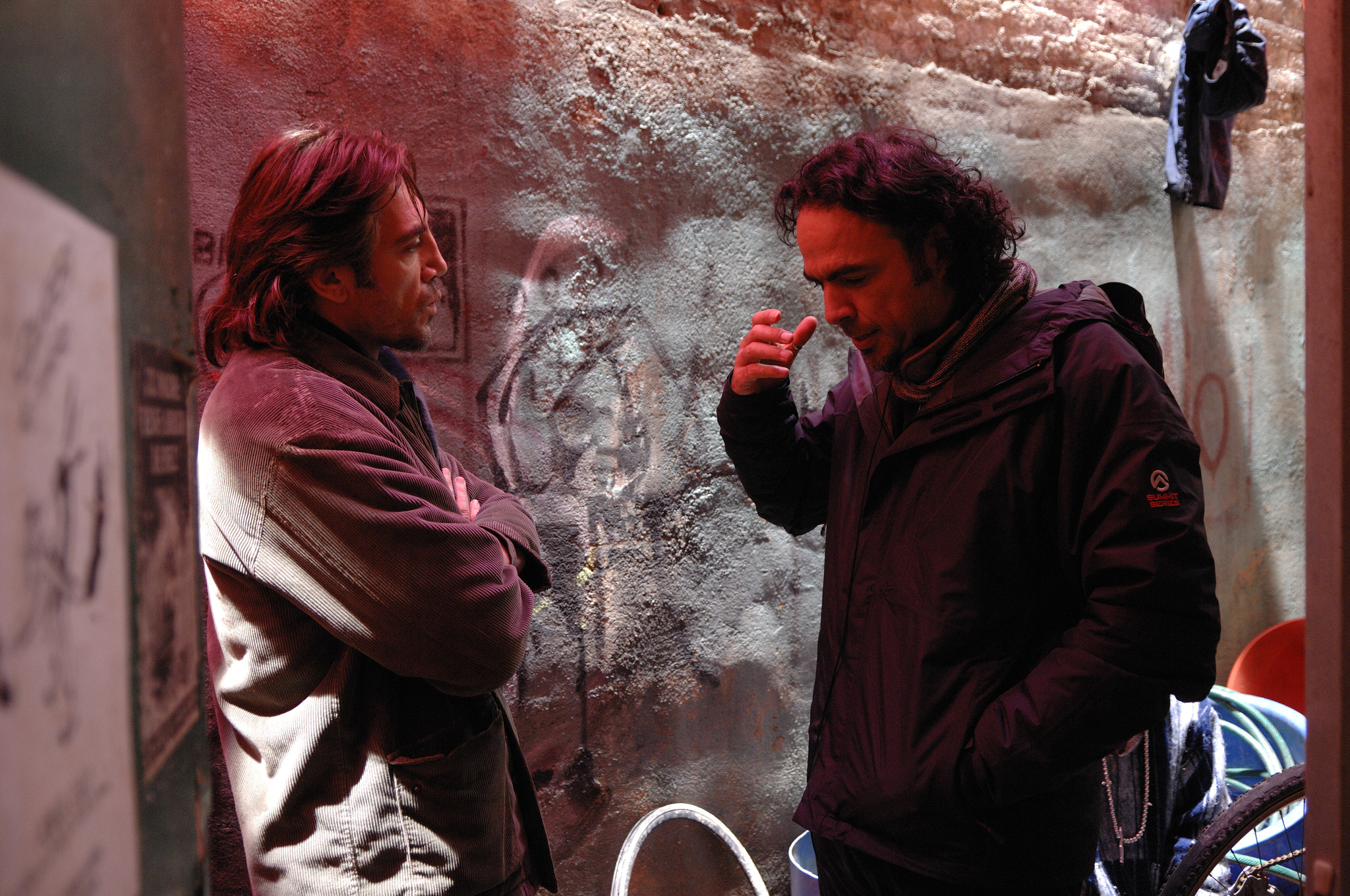 Still of Javier Bardem and Alejandro González Iñárritu in Biutiful (2010)