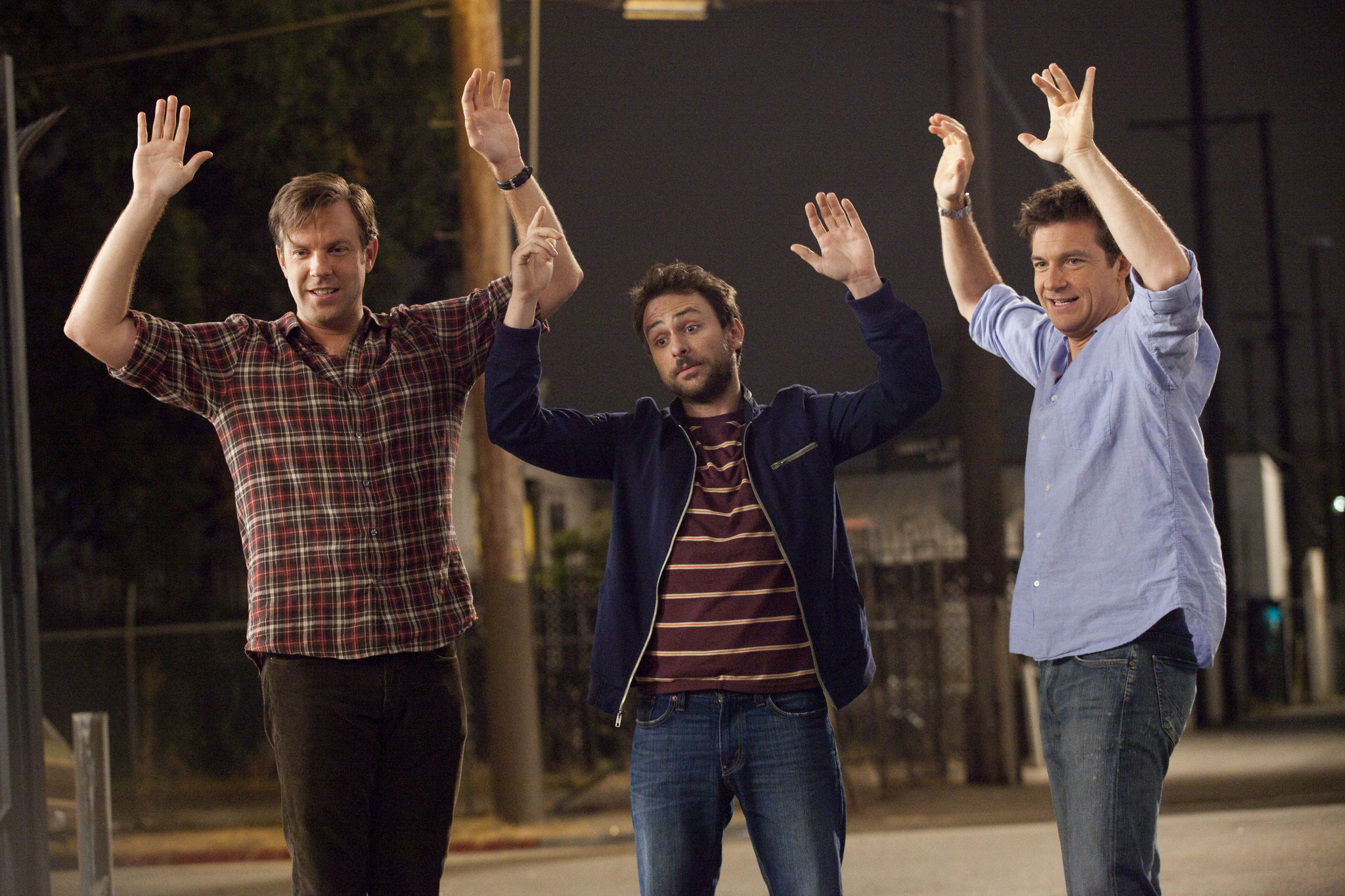 Still of Jason Bateman, Charlie Day and Jason Sudeikis in Kaip atsikratyti boso? (2011)