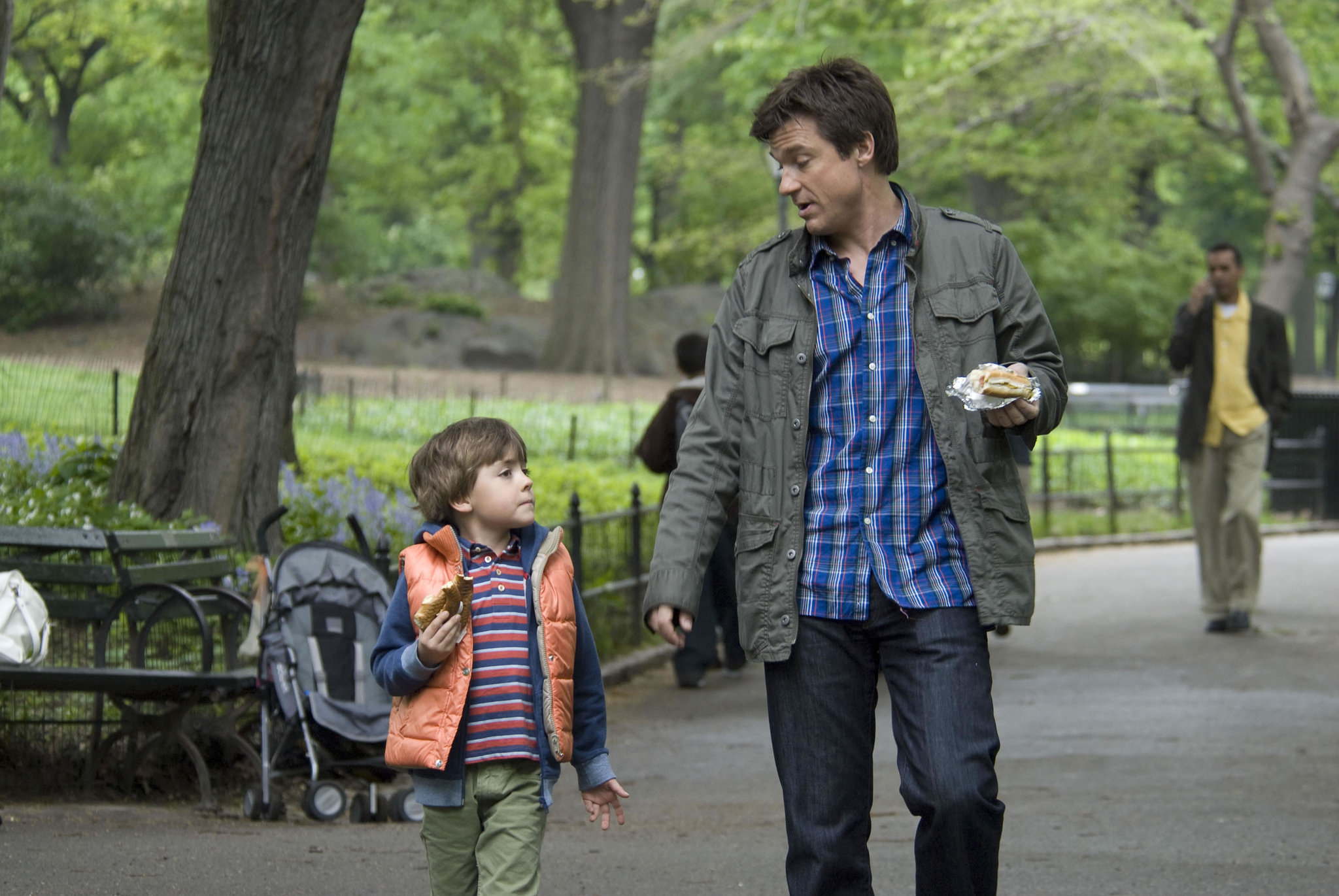 Still of Jason Bateman and Thomas Robinson in Nepageidaujami genai (2010)