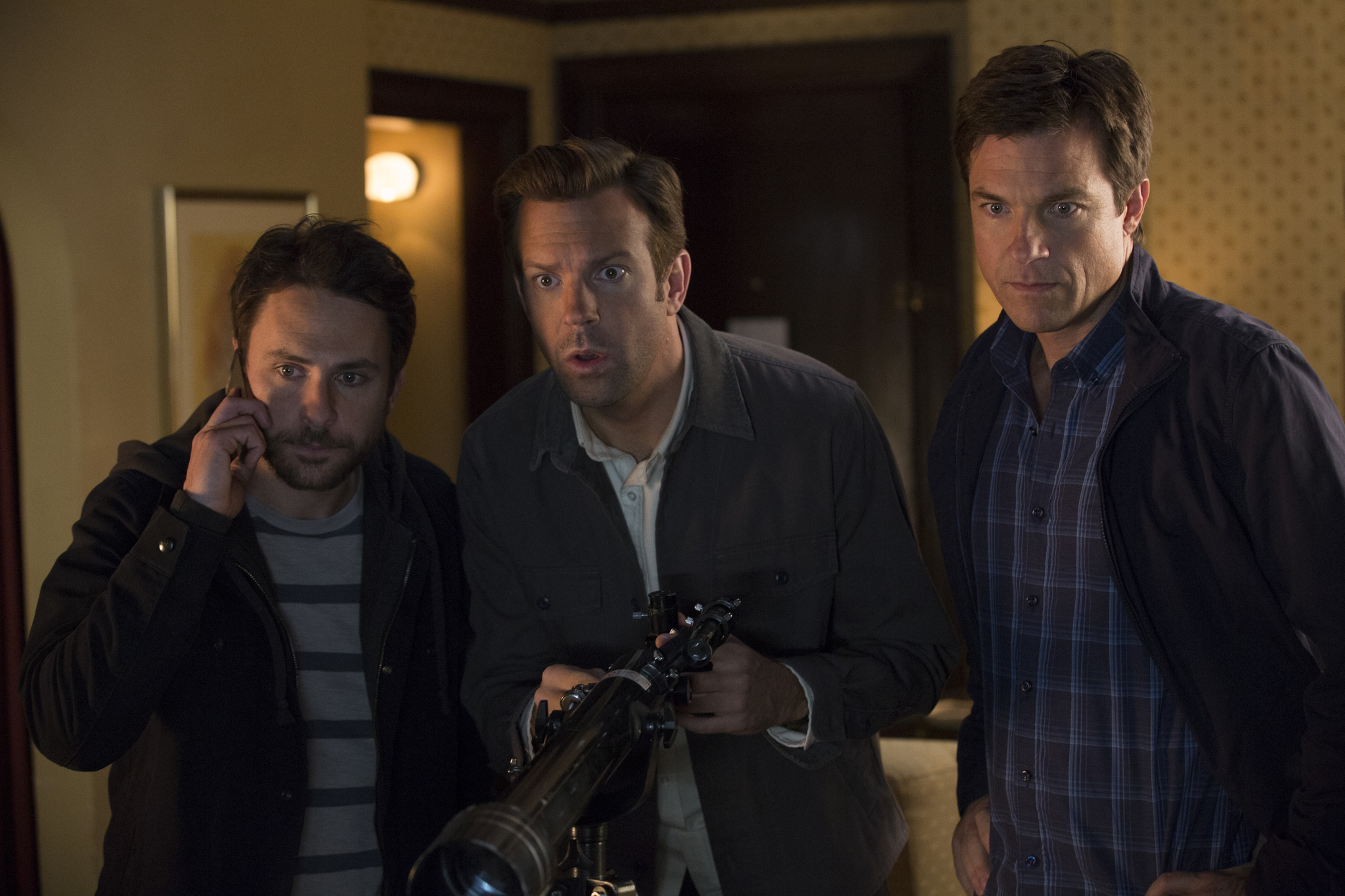 Still of Jason Bateman, Charlie Day and Jason Sudeikis in Kaip atsikratyti boso 2 (2014)