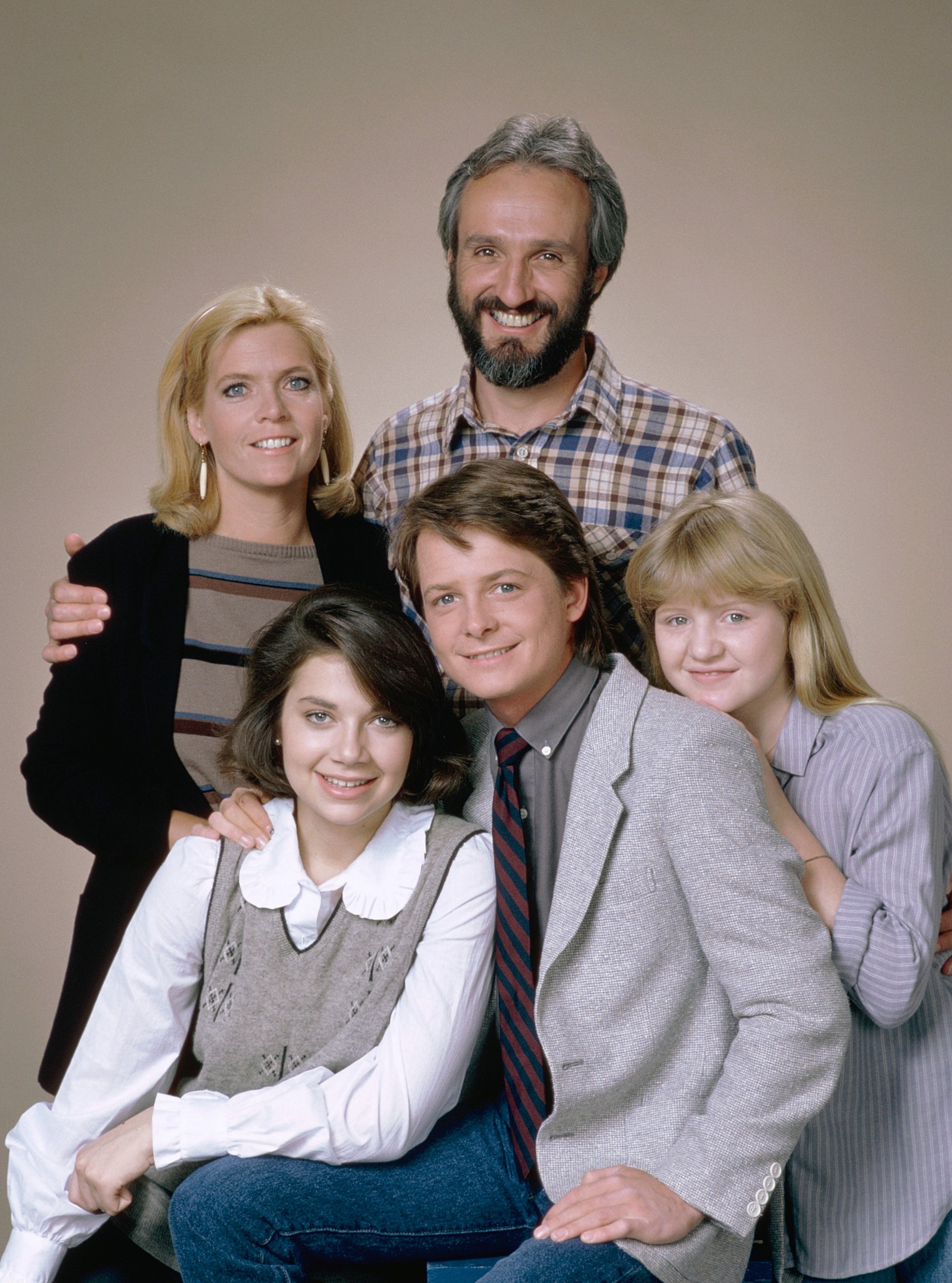 Still of Michael J. Fox, Justine Bateman, Meredith Baxter, Tina Yothers and Michael Gross in Family Ties (1982)