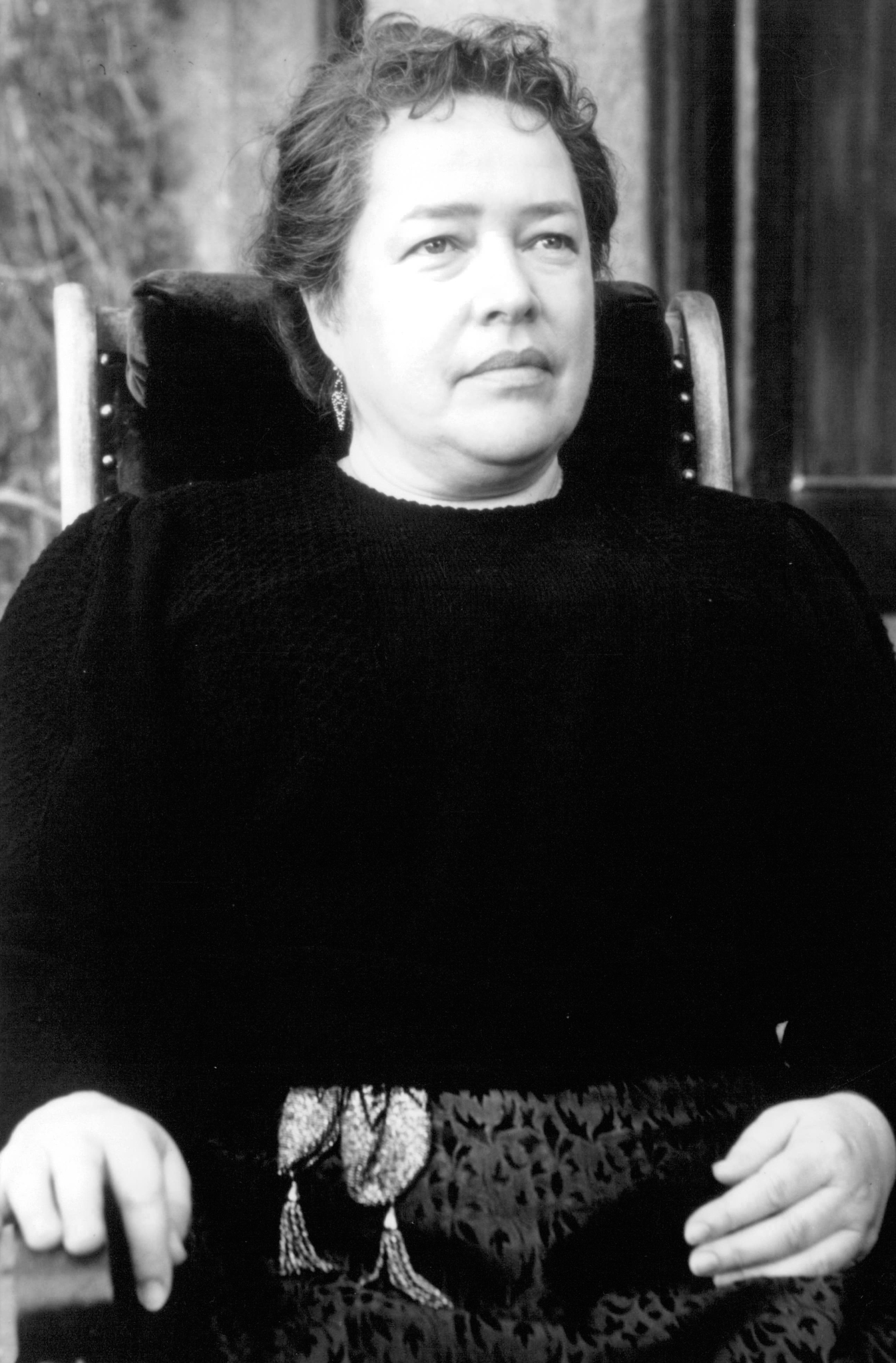 Still of Kathy Bates in Swept from the Sea (1997)