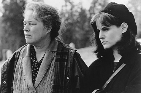 Still of Jennifer Jason Leigh and Kathy Bates in Dolores Claiborne (1995)