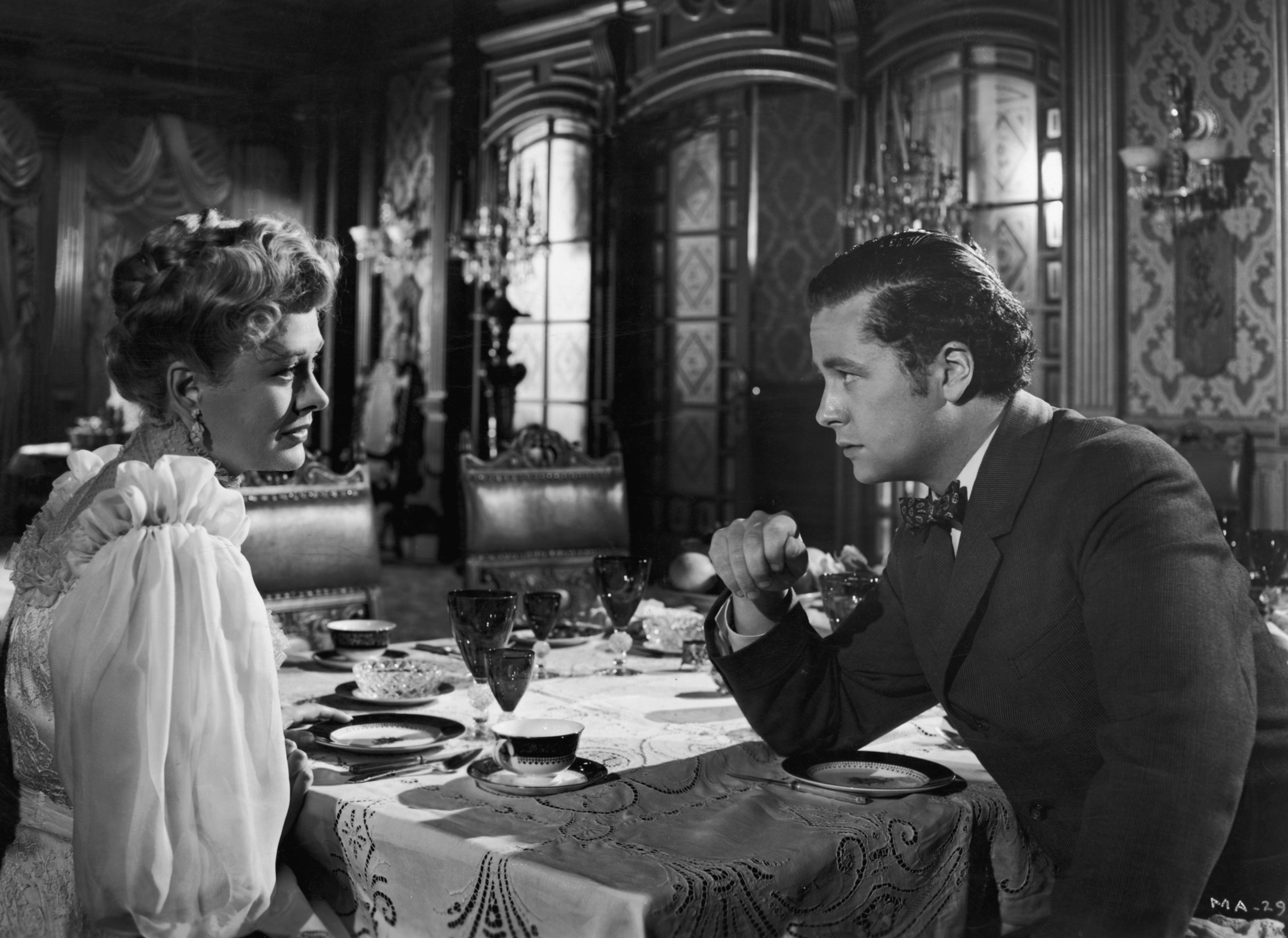 Still of Anne Baxter and Joseph Cotten in The Magnificent Ambersons (1942)