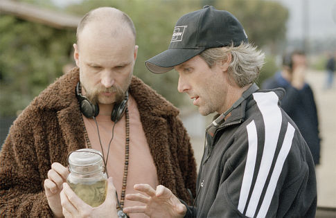 Michael Bay and Marcus Nispel in Kruvinosios skerdynes Teksase (2003)