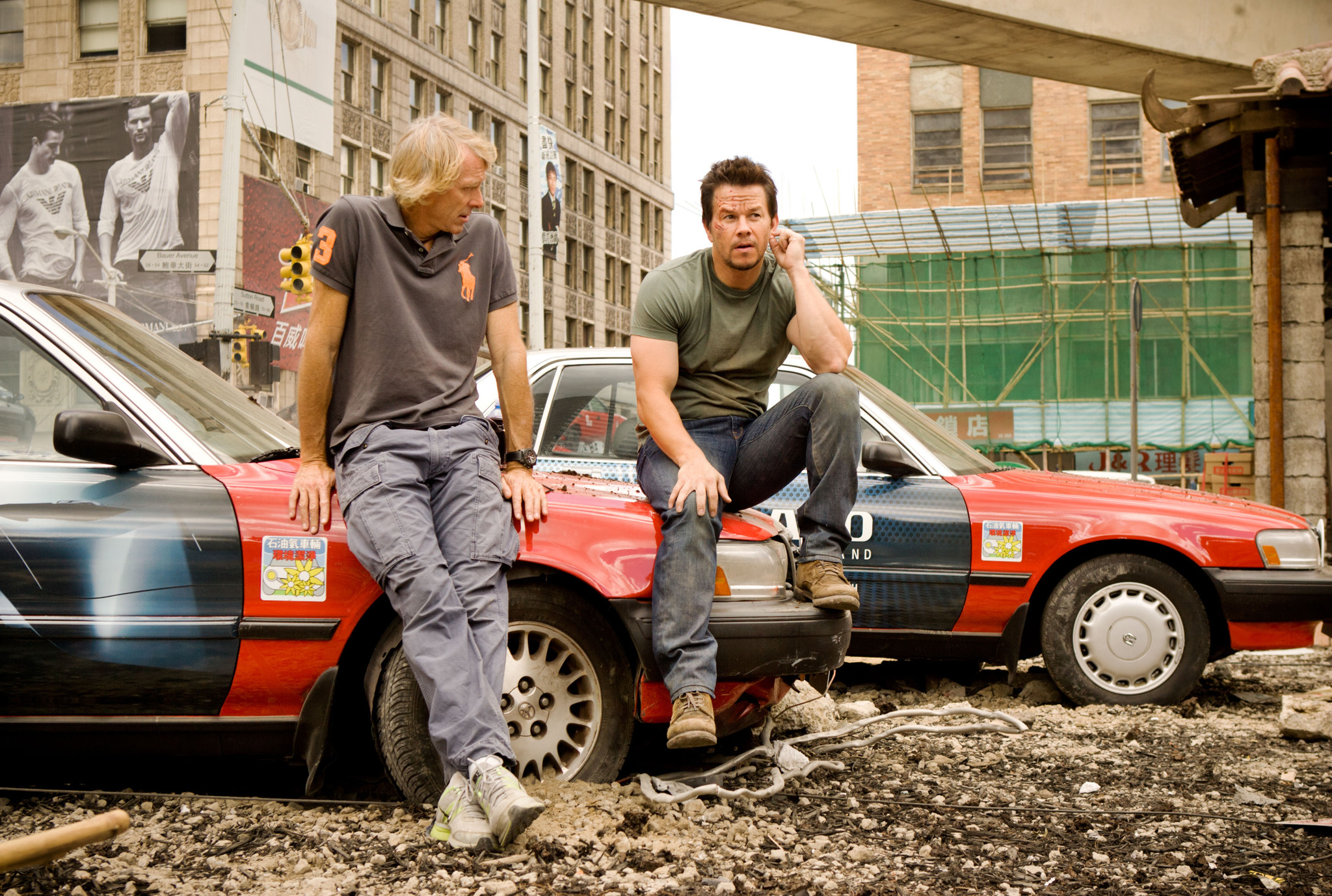 Mark Wahlberg and Michael Bay in Transformeriai: isnykimo amzius (2014)