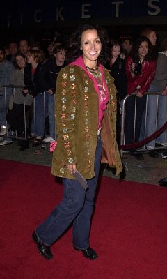 Jennifer Beals at event of All Access: Front Row. Backstage. Live! (2001)