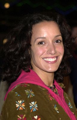 Jennifer Beals at event of All Access: Front Row. Backstage. Live! (2001)