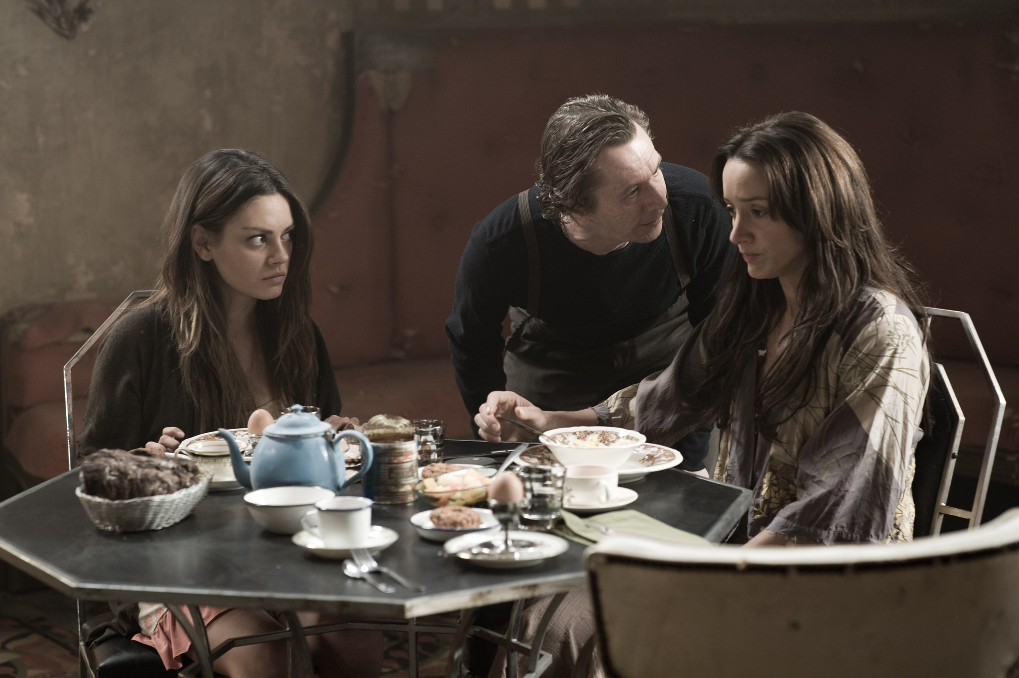 Still of Gary Oldman, Jennifer Beals and Mila Kunis in Elijaus knyga (2010)