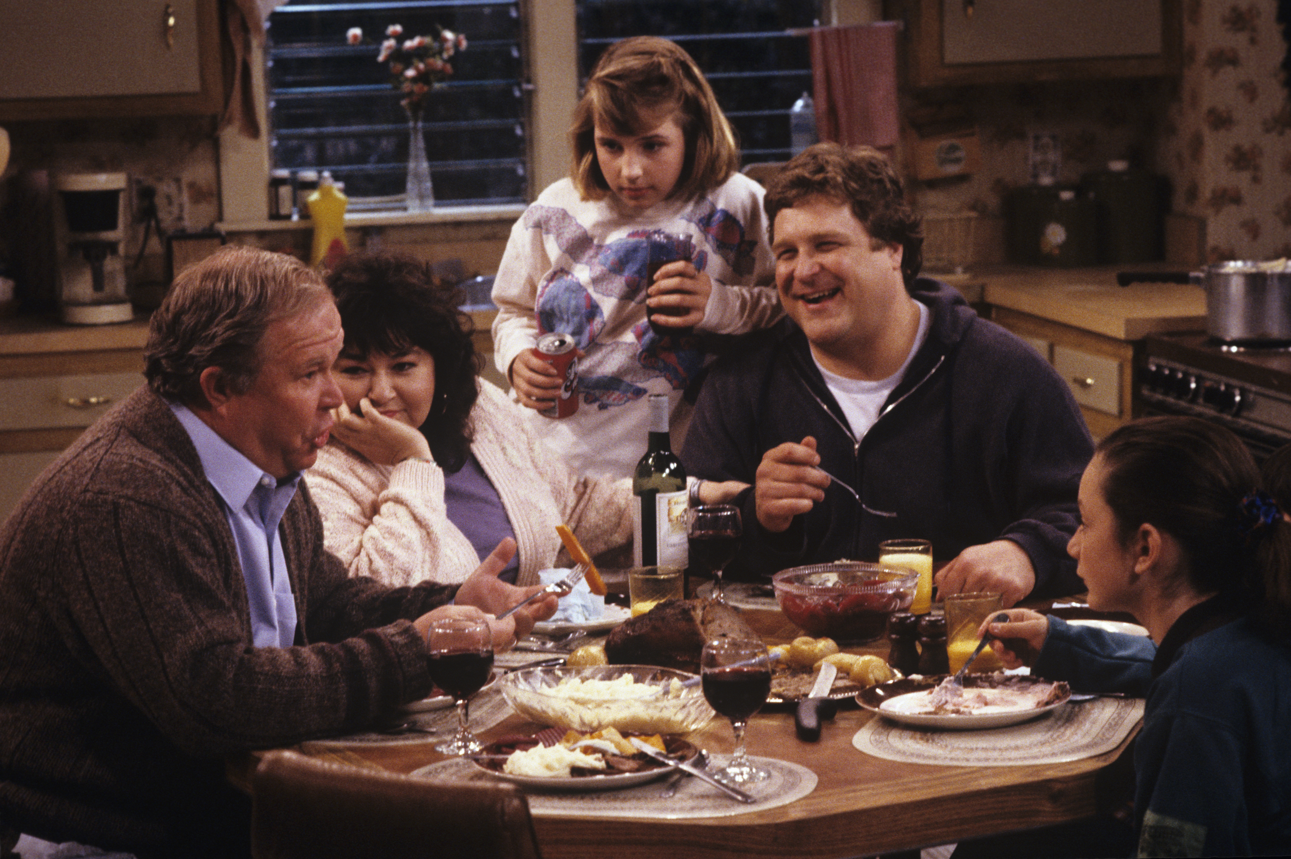Still of John Goodman, Ned Beatty, Roseanne Barr, Sara Gilbert and Alicia Goranson in Roseanne (1988)