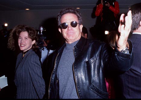 Warren Beatty and Annette Bening at event of Demaskavimas (1994)