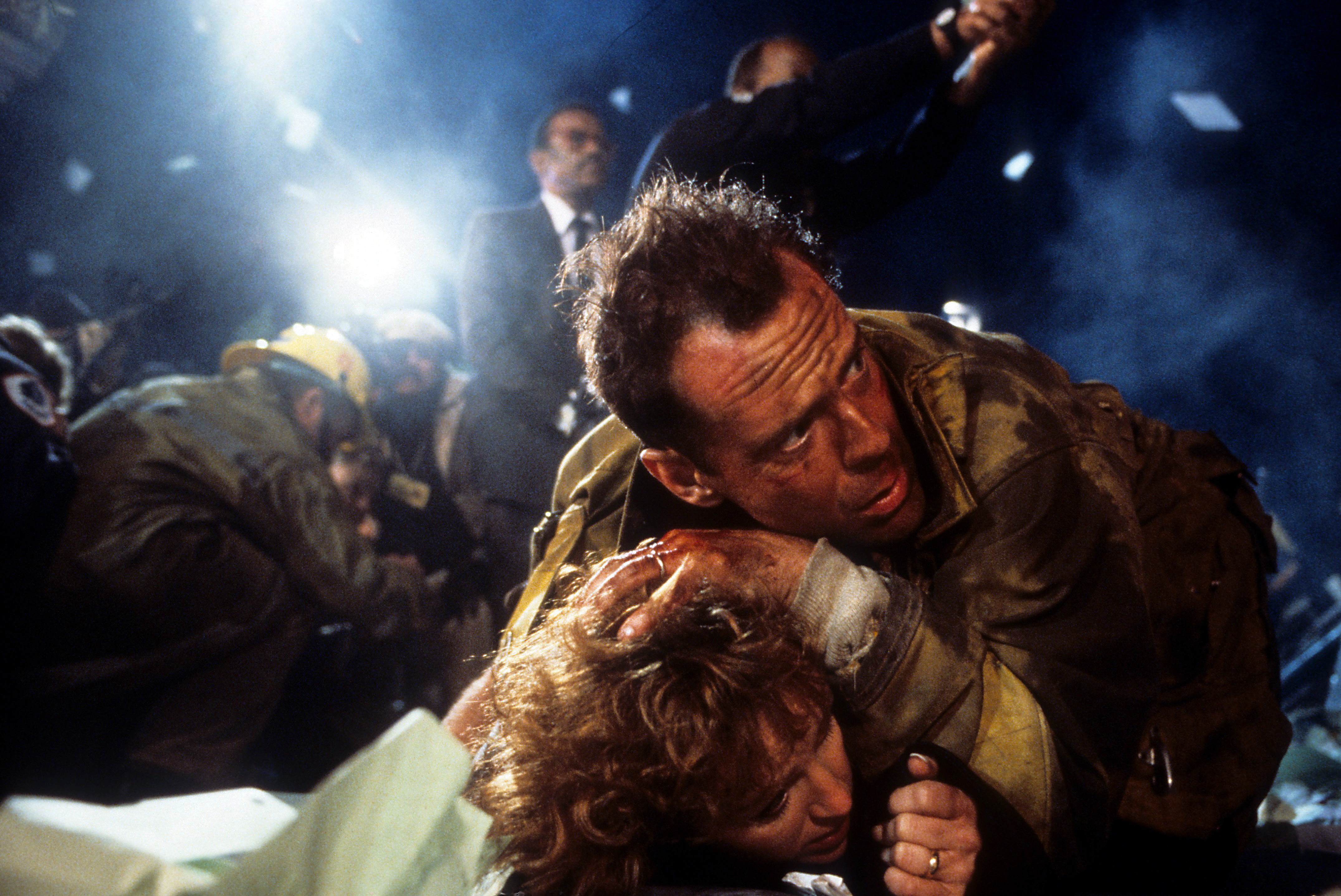Still of Bruce Willis and Bonnie Bedelia in Kietas riesutelis (1988)
