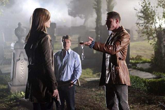 Still of Jason Beghe, Nathan Fillion and Stana Katic in Kastlas (2009)