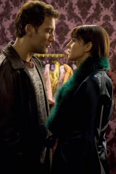 Still of Monica Bellucci and Clive Owen in Shoot 'Em Up (2007)