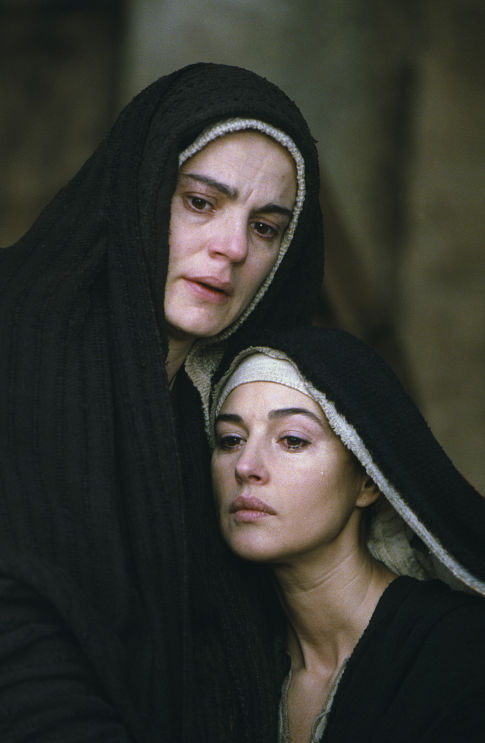 Still of Monica Bellucci and Maia Morgenstern in The Passion of the Christ (2004)