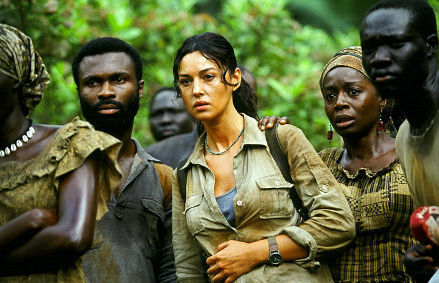 Still of Monica Bellucci in Tears of the Sun (2003)