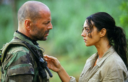 Still of Bruce Willis and Monica Bellucci in Tears of the Sun (2003)