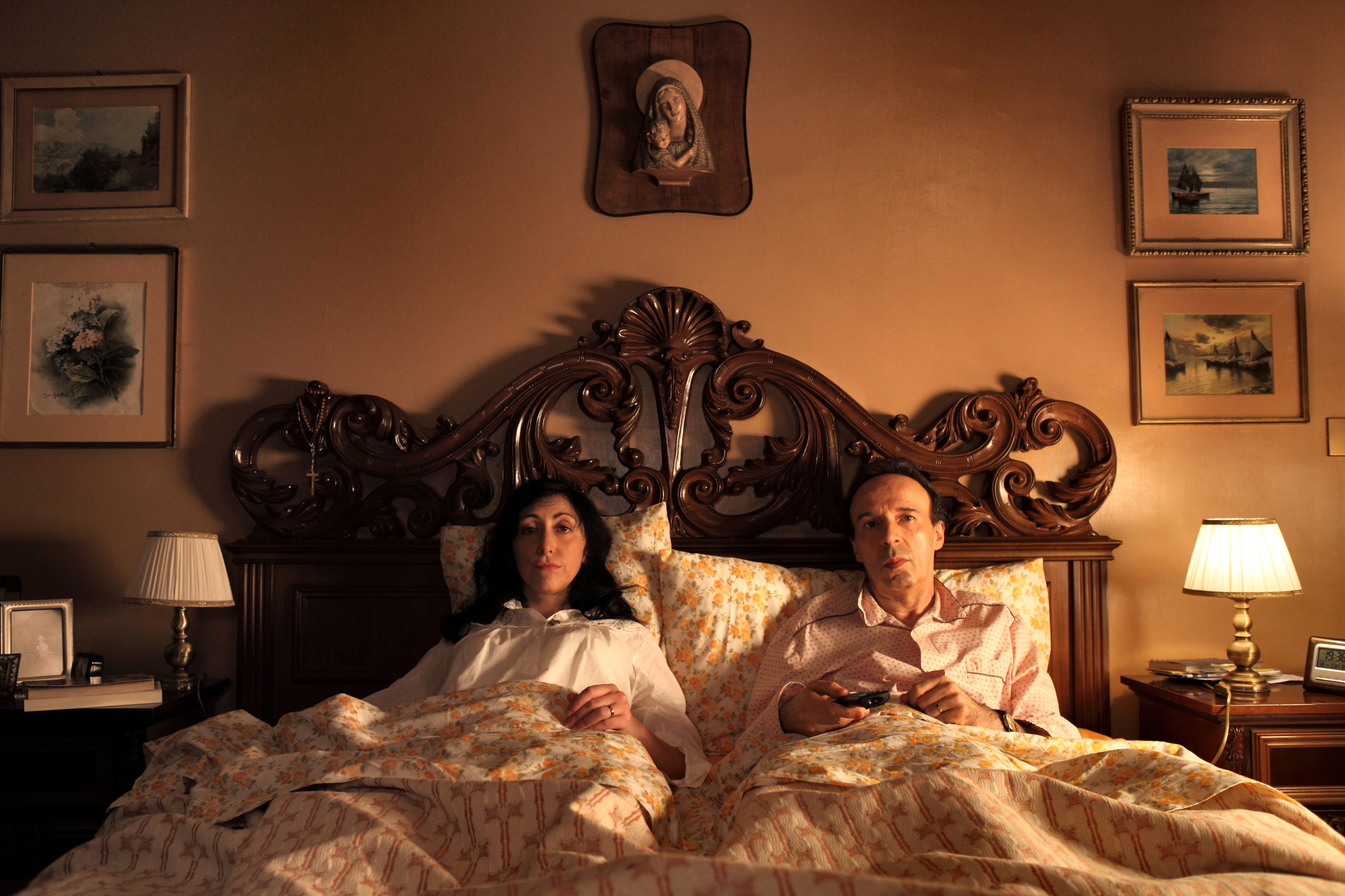 Still of Roberto Benigni and Monica Nappo in I Roma su meile (2012)