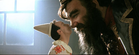Still of Roberto Benigni and Carlo Giuffrè in Pinocchio (2002)