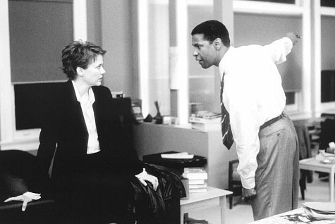 Still of Denzel Washington and Annette Bening in Apgultis (1998)