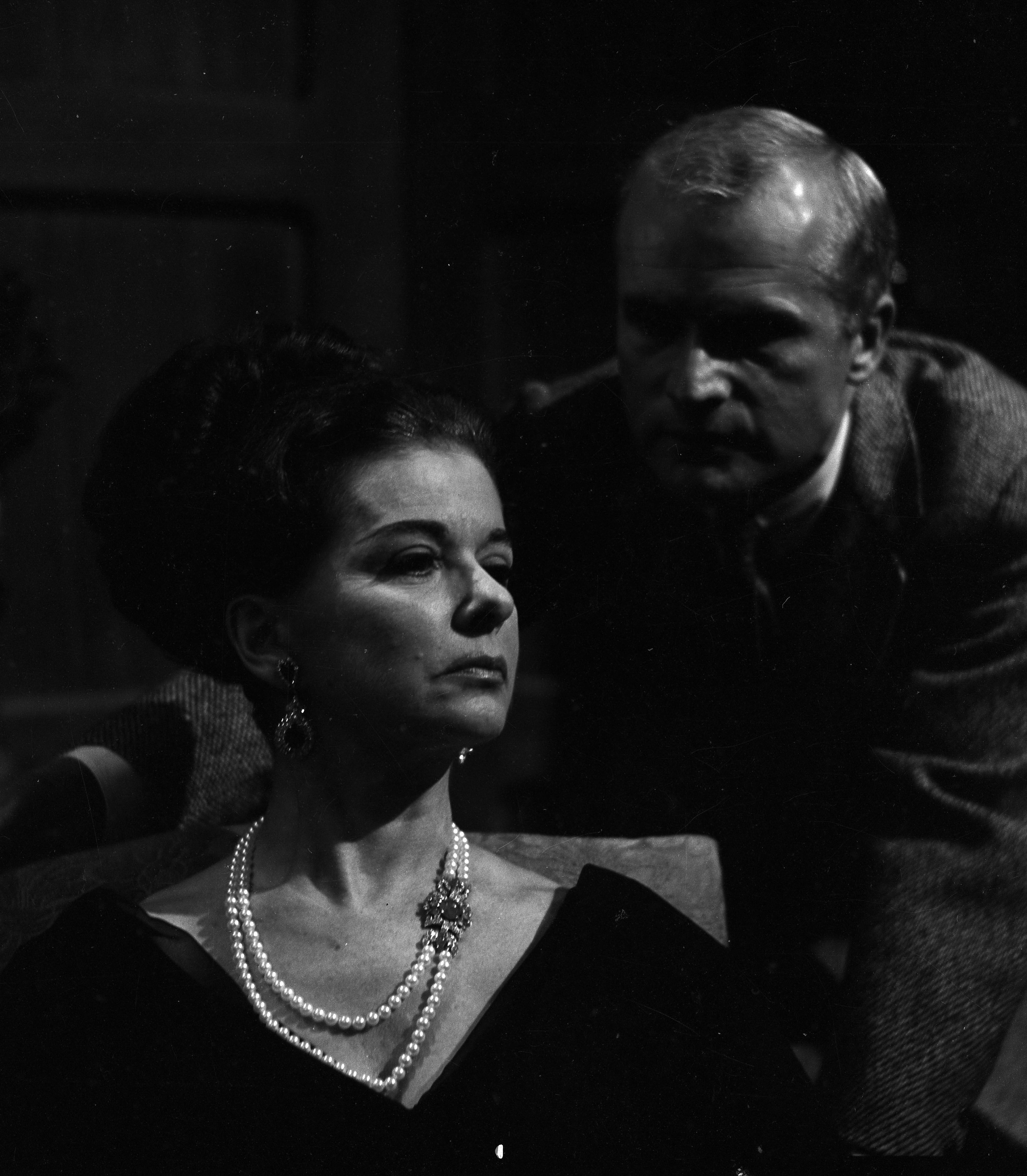 Still of Joan Bennett and Louis Edmonds in Dark Shadows (1966)