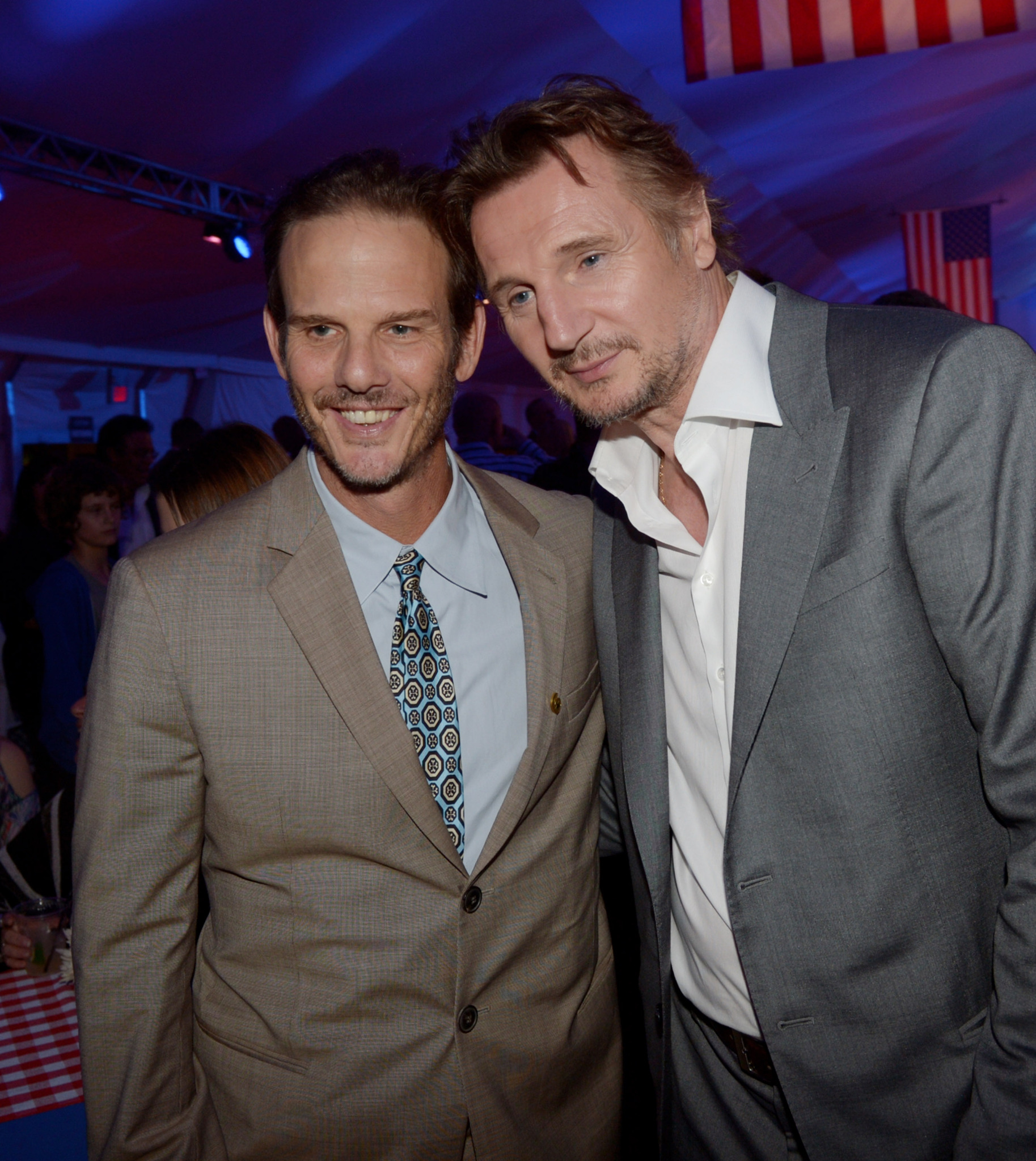 Liam Neeson and Peter Berg at event of Laivu musis (2012)