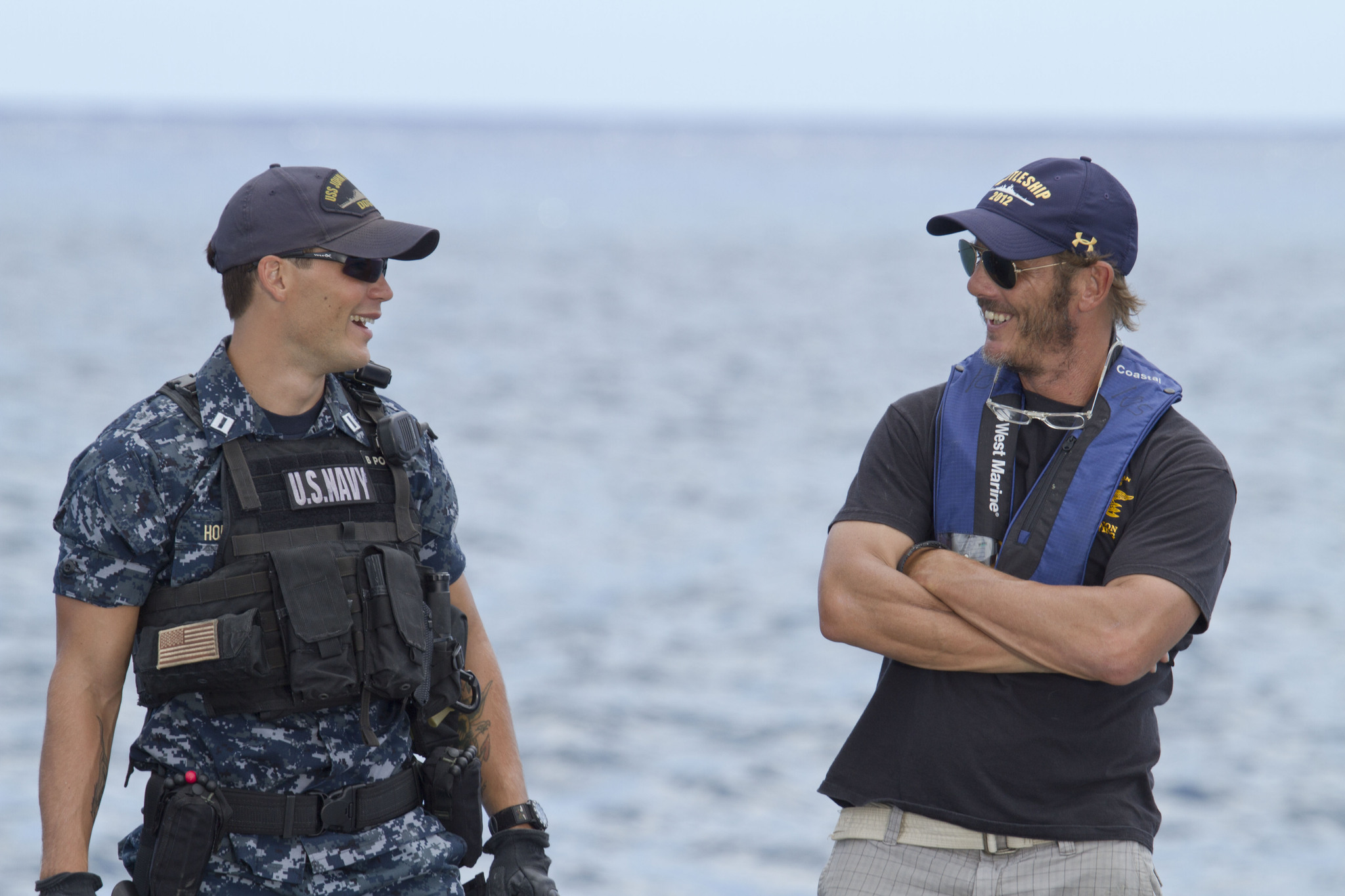 Still of Peter Berg and Taylor Kitsch in Laivu musis (2012)