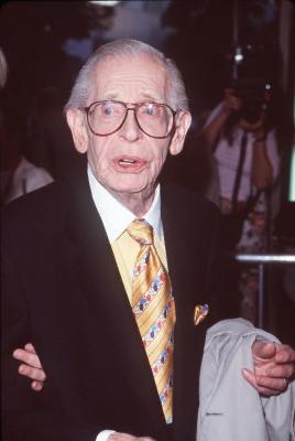 Milton Berle at event of Mickey Blue Eyes (1999)