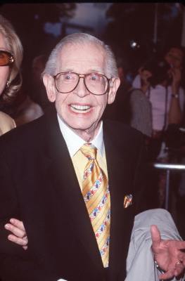 Milton Berle at event of Mickey Blue Eyes (1999)