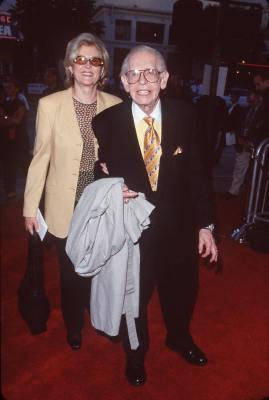 Milton Berle at event of Mickey Blue Eyes (1999)