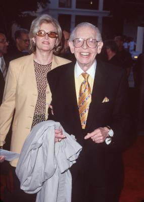 Milton Berle at event of Mickey Blue Eyes (1999)